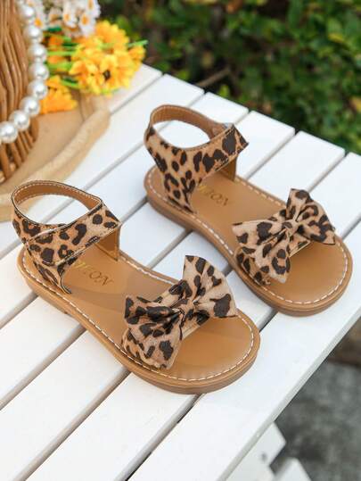 Suitable For 3-12 Years Old Boys And Girls, All-Season Essential Sandals. Designed With Hook And Loop For Easy On And Off, Soft Sole With 0cm Heel Height, Comfortable And Fitting. Suitable For School, Beach, Performance And Red Carpet Occasions!