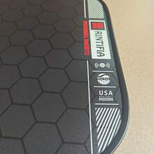 1支轻巧的14毫米匹克球拍，击球手感好，一体成型三层玻璃纤维，握感舒适，PET包边，适合所有水平的球员。 - 彩色 - 查看 6