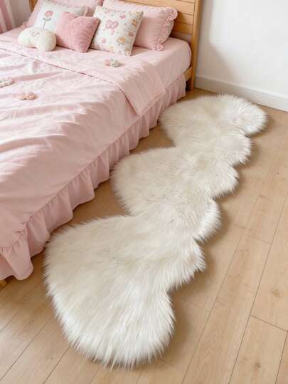 1pc White Triple Heart Decor Carpet, Plush Bedroom Decor For Valentine's Day, Small Rug, Carpet, Love Home Decor, Living Room Carpet, Small Living Room Rug, Bedroom Carpet, Living Room Home Decor, Outdoor Rug, Washable Carpet