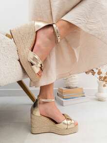 REYNEA Women's Espadrille Wedge Sandals With Jute Platform, Featuring A Front Bow And Adjustable Ankle Strap. These Elegant And Stylish Sandals Are Perfect For Summer. Comfortable And Lightweight, They're Ideal For Everyday Wear, Vacations, Walks, And Casual Events. This Versatile Footwear Flatters The Figure And Pairs Well With Dresses, Skirts, Or Casual Chic Outfits, Making Them Perfect For Modern Seasonal Looks. - Vàng - Xem 4