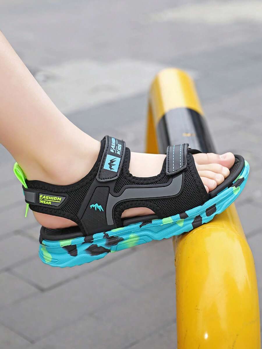 1 Pair Kids' Open Toe Sandals, Camouflage Fashion Design, Breathable Summer Beach Shoes With Hook And Loop Strap, Lightweight Sports Style Suitable For Beach And Casual Occasions