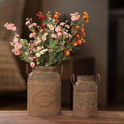 Những chiếc bình hoa kim loại cổ điển và xô kim loại mộc mạc là sự lựa chọn trang trí nhà cửa hoàn hảo, với kỹ thuật chế tác kim loại độc đáo, phù hợp để cắm hoa và trưng bày các vật dụng trang trí.