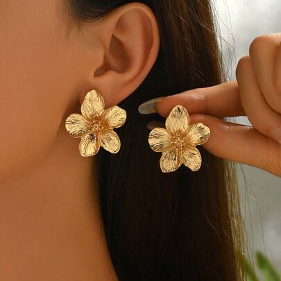1 Pair Vintage Exaggerated Metal 3D Floral Earrings, Suitable For Women