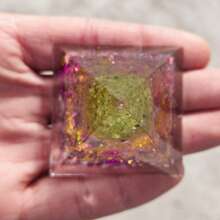 Stonehaven 1个生命之树能量金字塔，天然能量橄榄石紫水晶能量水晶疗愈金字塔，用于减轻压力、平衡脉轮、冥想、招财纳福、积聚财富、促进健康（6厘米） - 彩色 - 查看 4