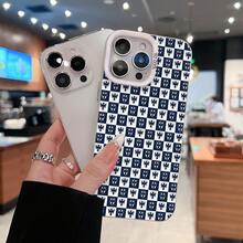 Patrón de cuadros con emblemas de fútbol repetidos uniformemente. Esta elegante funda es compatible con Samsung, Apple, VIVO, OPPO, , Transsion, ,  y Honor. Fabricada en silicona TPU, ofrece protección contra golpes y caídas, además de una sensación superior. Es un regalo ideal para familiares, amigos y seres queridos, y una opción perfecta para San Valentín y Año Nuevo. - Plateado - Ver 3