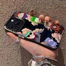Personajes de South Park en un cielo nocturno nublado. Esta elegante funda es compatible con Samsung, Apple, VIVO, OPPO, , Transsion, ,  y Honor. Fabricada en silicona TPU, ofrece protección contra golpes y caídas, además de una sensación superior. Es un regalo ideal para familiares, amigos y seres queridos, y la opción perfecta para San Valentín y Año Nuevo. - Negro - Ver 5