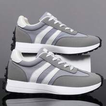 Sepatu Olahraga Pria dengan Desain Garis, Daya Cengkeram Unggul. Tersedia dalam warna Hitam, Putih, dan Hijau. Cocok untuk semua musim, terutama untuk aktivitas mendaki dan lari. Catatan: Model ini memiliki ruang jari kaki yang relatif luas, sehingga ukurannya mungkin lebih besar. - KN02 Abu-abu - View 4