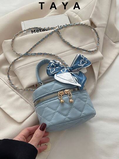 حقيبة يد صغيرة خفيفة الوزن، حقيبة سلسلة، حقيبة بنمط معين، حقيبة حمل، حقيبة دلو، مناسبة للمراهقات وطالبات الجامعة والسيدات العاملات. مناسبة للمكتب والجامعة والعمل والتنقل والأنشطة الخارجية والسفر والخروجات. تشمل سحاب عشوائي كتعليق.