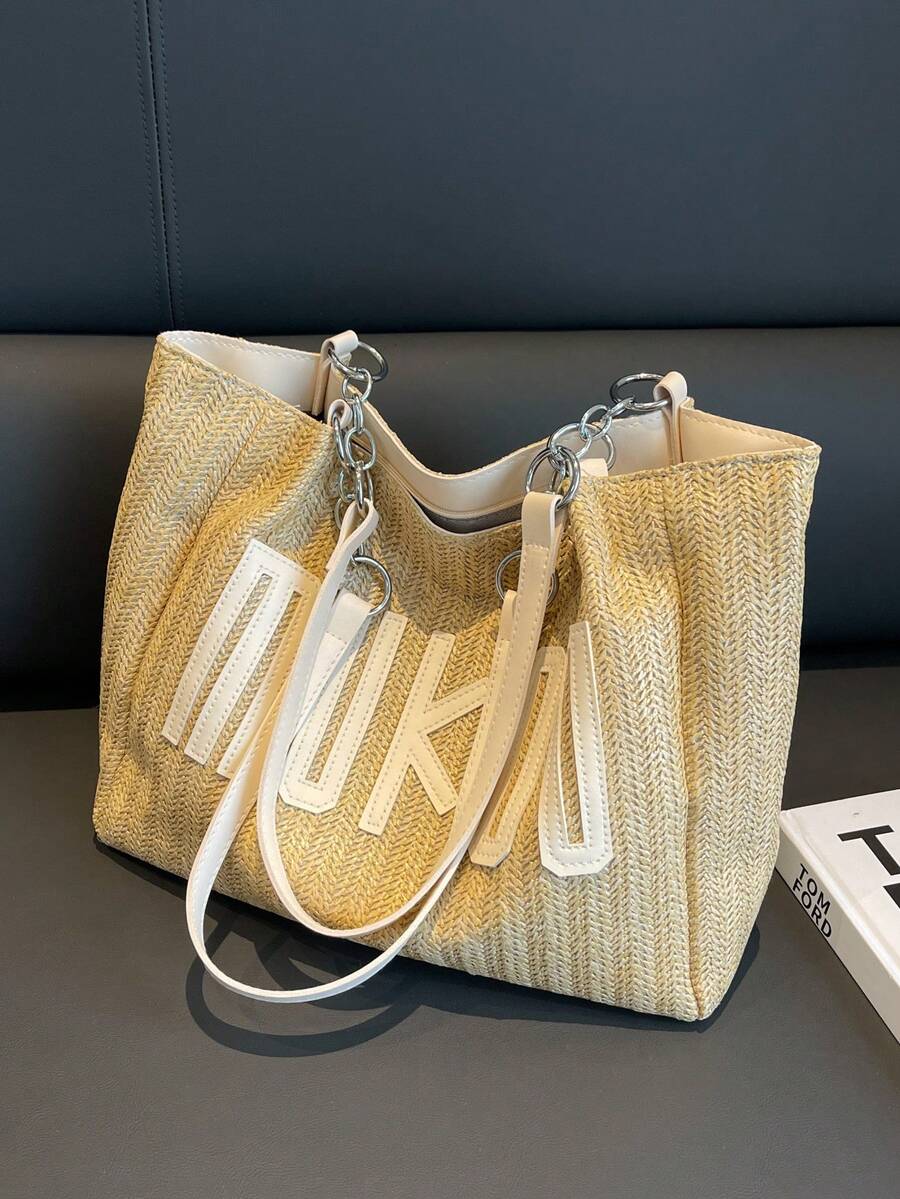 2026 INS风大容量字母印花草编手提包，天然编织沙滩包，配金属链条肩带，女士休闲度假包，适合海滩旅行、城市漫步、咖啡约会和日常使用，可装笔记本电脑、雨伞、化妆品等，散发轻松度假气息，轻松搭配任何服饰，春夏必备时尚单品