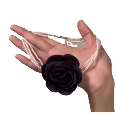Dây chuyền choker phong cách Hồng Kông cổ điển, màu đen thanh lịch với hoa hồng 3D và ngọc trai, thiết kế hoa văn cầu kỳ kiểu Pháp.