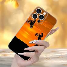 Siluetas de motociclistas saltando contra un atardecer naranja. Esta elegante funda es compatible con Samsung, Apple, VIVO, OPPO, , Transsion, ,  y Honor. Fabricada en silicona TPU, ofrece protección contra golpes y caídas, además de una sensación superior. Es un regalo ideal para familiares, amigos y seres queridos, y la opción perfecta para San Valentín y Año Nuevo. - transparente - Ver 2