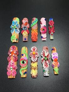 这款按压式美甲套装是一款大胆的手工 3D 美甲艺术系列，采用长棺材形设计，将充满活力的热带花卉与超现实的眼睛状图案融合在一起。 - 彩色 - 查看 2