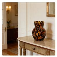 US 7"H Tortoise Glass Vase - Mouth-Blown Art Glass, 19th Century Inspired,  Home Decor Essential For Timeless Elegance - Brown - 查看 1