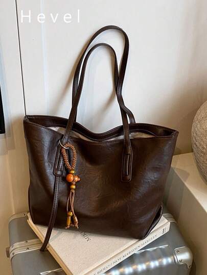 1个复古大容量通勤手提包，拉链封口，带吊坠装饰，适合日常外出、约会、通勤。