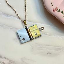 Best Mom Ever ​​Book Necklace-The Perfect Gift Choice For Mother's Day. Featuring A Charming Book-Style Design, It Is Meticulously Crafted From Rust-Resistant 316 Titanium Steel-An Ideal Gift For Mom, A Daughter, A Son, Or A Loved One. - 為了兒子 - 查看 3