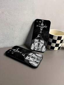 Barbablanca de One Piece mirando hacia atrás. Esta elegante funda para teléfono es compatible con Samsung, Apple, VIVO, OPPO, , Transsion, ,  y Honor. Fabricada en silicona TPU, ofrece protección contra golpes y caídas, además de una sensación superior. Es un regalo ideal para familiares, amigos y seres queridos, y la opción perfecta para San Valentín y Año Nuevo. - Negro - Ver 7