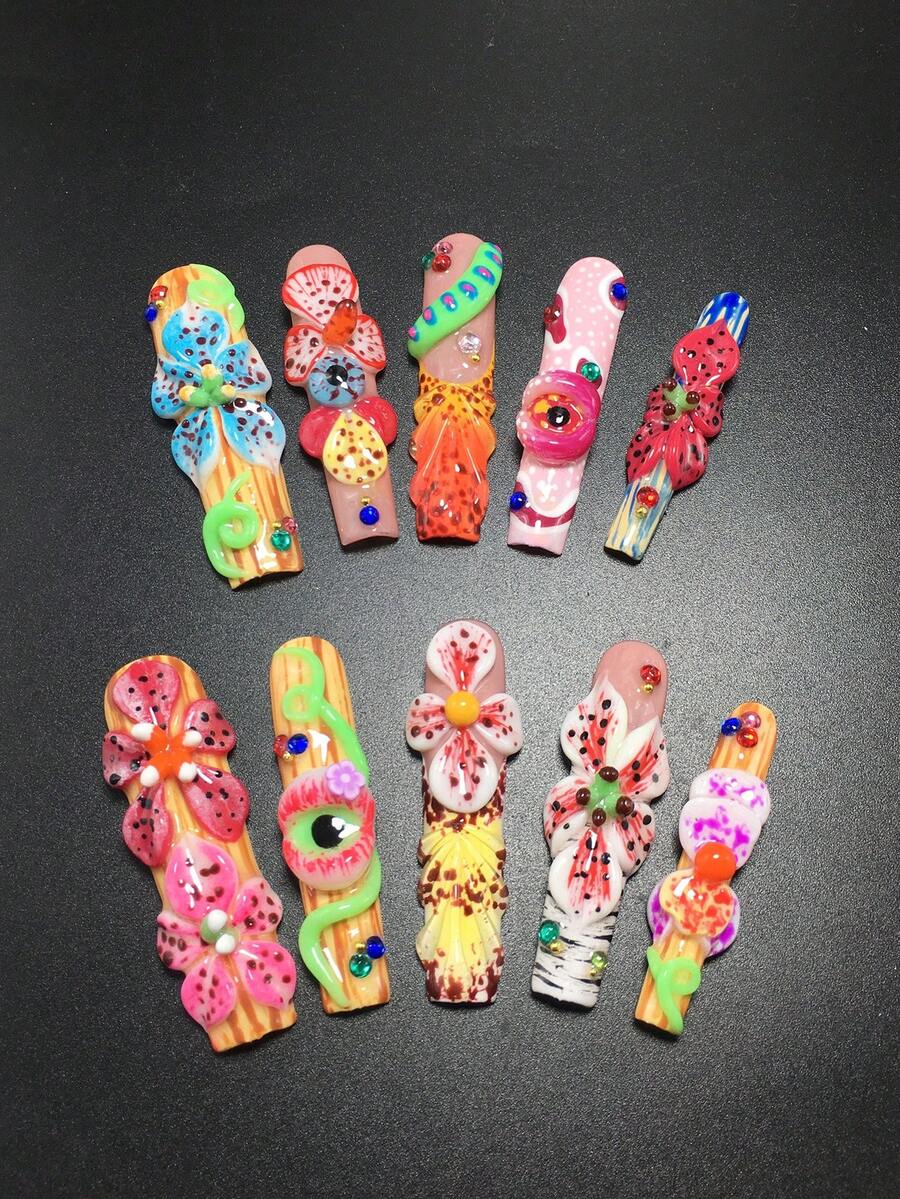 这款按压式美甲套装是一款大胆的手工 3D 美甲艺术系列，采用长棺材形设计，将充满活力的热带花卉与超现实的眼睛状图案融合在一起。 - 彩色 - 查看 1