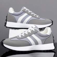 Sepatu Olahraga Pria dengan Desain Garis, Daya Cengkeram Unggul. Tersedia dalam warna Hitam, Putih, dan Hijau. Cocok untuk semua musim, terutama untuk aktivitas mendaki dan lari. Catatan: Model ini memiliki ruang jari kaki yang relatif luas, sehingga ukurannya mungkin lebih besar. - KN02 Abu-abu - View 3
