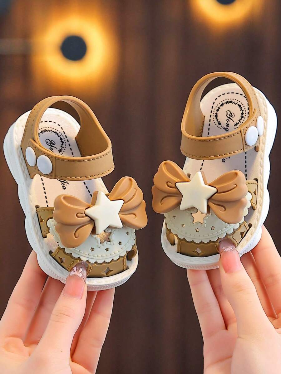 Zapatos de cuna para niñas pequeñas de 0 a 4 años, sandalias para bebés, zapatos de princesa versátiles, dulces, a prueba de patadas y colisiones, nuevos lanzamientos de primavera/verano 2026 - Caqui - Ver 1
