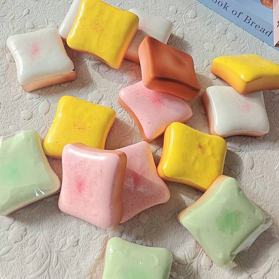 柔软逼真吐司面包玩具，柔软湿润的奶油面包，青少年及成人减压挤压玩具，慢回弹放松挤压玩具