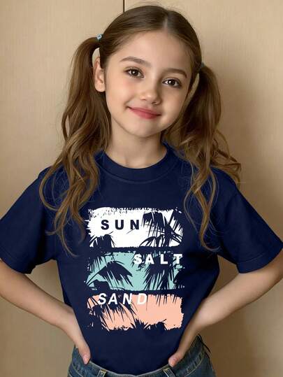 Chiếc áo thun cổ tròn màu hồng này có in chữ, rất phù hợp cho các bé gái lớn mặc, có thể dùng đi học, đi mua sắm, dạo phố và đi nghỉ mát. Đây là lựa chọn lý tưởng cho trang phục hàng ngày, và cũng là món quà tuyệt vời dành cho gia đình và bạn bè.