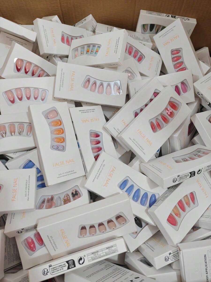 120张/5盒随机美甲贴纸，包含短款、中款、长款、多色款、Y2K哥特风、法式美甲款式等。套装包含：5支果冻胶和5把指甲锉，超过5000种美甲图案随机组合。美甲用品
