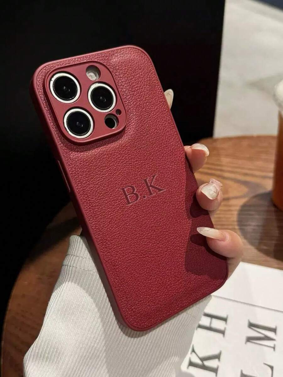 Ốp điện thoại giả da cao cấp họa tiết da cá sấu dập nổi chữ cái, tương thích với iPhone 17, 16, 15, 14, 13, 12, 11 Pro Max, 14, 15, 16 Plus, 17 Air, dập nổi chữ cái toàn diện, ốp bảo vệ điện thoại thời trang tự làm quà tặng - Màu Đỏ Sâu - Xem 1