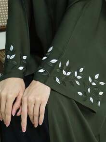 两件套女士斋月长袍和头巾套装 - 橄榄绿长袖连衣裙，袖子上饰有白色叶子刺绣，V领宽袖长袍，柔软针织面料，优雅的伊斯兰服饰，适合开斋节聚会和庆祝活动。 - 綠色 - 查看 3