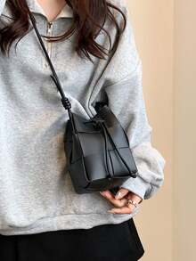 女士迷你编织斜挎包 - 抽绳 PU 水桶包，适合日常使用 - 黑色 - 查看 2