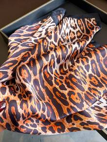 1条女士优雅复古豹纹轻薄方形仿丝围巾，波西米亚风休闲女士颈巾、披肩，轻薄舒适，适合春夏日常穿着和外出。 - 豹紋黑色 - 查看 3