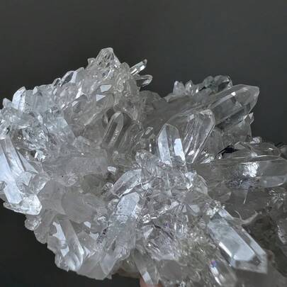 1pc Transparent Quartz Crystal Cluster, 1pc Natural White Mineral Specimen, Includes 1pc Transparent Needle-Like Quartz Sample. Natural Transparent White Quartz Flower Cluster, Primitive Lemurian Quartz Specimen, With Large Faceted Prism And Lemurian Flower Tip, White Quartz Formation, Bohemian Home Decor