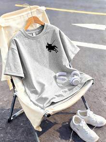 This Casual Gray Round Neck T-Shirt Features A Horse Riding Print Design, Very Suitable For Boys And Big Kids To Wear. Whether It's For Going To School, Shopping, Creating A Street Style, Or Vacationing, It Is An Excellent Choice. It Is Not Only An Ideal Daily Wear Item, But Also A Thoughtful Gift For Family And Friends. - Grey - View 3