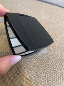 CHANEL Espejo de maquillaje plegable portátil negro con el icónico logotipo CC, de forma cuadrada, con rotación de 180 grados, conveniente para viajar - Negro - Ver 5
