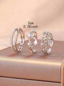 Conjunto de 3 anéis modernos e elegantes com zircônias cúbicas brilhantes em formato de coração, flor e design geométrico trançado. Design inovador, leve e luxuoso, com anéis ajustáveis. Acessórios femininos para o dia a dia, encontros e festas. - Prata - Ver 7