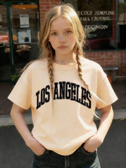 这款杏色圆领T恤采用字母印花设计，非常适合女孩和稍大一些的孩子穿着。它适合上学、购物、街头穿搭和度假等各种场合。不仅是日常穿着的理想之选，也是馈赠亲朋好友的绝佳礼物。