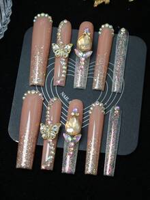 CrystalHola 手工棺材形美甲贴片，Y2K风格，春夏款，卡其色和裸色，法式贴片，闪粉，金属蝴蝶，水钻，纯手工制作。适合女性和女孩。10片/套，3种尺寸。适合派对、婚礼和日常佩戴。包含工具。女士美甲用品的绝佳礼物。手工按压式美甲贴片 - 彩色 - 查看 1