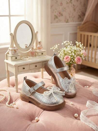 1 Pair Silver Shiny Leather Round Toe Lace Trim Faux Pearl Bow Decor Cute Children Flat Shoes, Elegant Mary Jane Style Lightweight Casual Convenient Hook And Loop Girls Shoes, Non-Slip Rubber Thick Sole Increase Height, Suitable For Princess Dress And Jumper Dress, Fit For Daily School Life, Outdoor, Birthday Party, Holiday, Beach Vacation, 2026 Spring/Summer New Arrival
