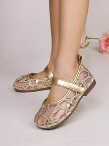 1双女童刺绣网面时尚运动鞋，闭合式设计，可爱公主风平底鞋，饰有精致金色亮片，结实耐用的网面鞋面，适合2-14岁女孩，四季皆宜，可与妈妈的亲子装搭配，适合派对、假日、旅行等场合。 - 香檳色 - 查看 5