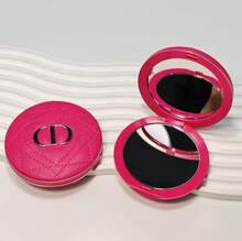 Dior Hộp phấn trang điểm hình trái tim dập nổi, vỏ ngoài màu hồng phấn satin với logo CD màu bạc, thiết kế gương hai mặt tiện lợi để dặm lại lớp trang điểm. - Màu Hồng Tươi - Xem 3