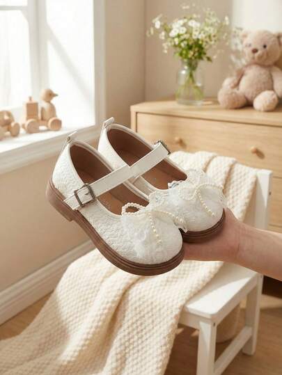 1 par de zapatos planos de cuero sintético brillante beige con diseño de lazo, perlas falsas y flores para niñas pequeñas/niños pequeños, con puntera redonda, cierre de , suela de goma antideslizante y gruesa que aumenta la altura, adecuados para vestidos de princesa y vestidos de jumper, aptos para uso diario escolar, al aire libre, fiestas de cumpleaños, vacaciones, playa, nueva llegada primavera/verano 2026