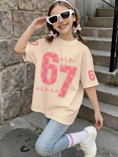 这款杏色圆领T恤采用字母印花设计，非常适合女孩和稍大一些的孩子穿着。它适合上学、购物、街头穿搭和度假等各种场合。不仅是日常穿着的理想之选，也是馈赠亲朋好友的绝佳礼物。
