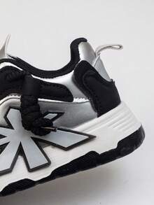 1双返校休闲时尚儿童运动鞋，采用PU皮革拼接鞋面，柔软舒适，轻便易穿脱，适合室内、室外、玩耍和运动场合。 - 銀色 - 查看 7