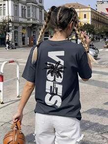 这是一件专为年轻女孩设计的休闲灰色圆领T恤，饰有椰子树图案和字母印花设计。 - 深灰色 - 查看 2