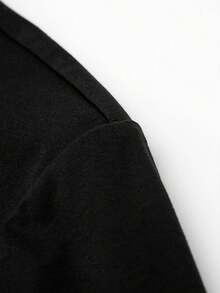 Stylish Black Cotton T-Shirt, Adorned With A White Pattern Featuring The Stretch-Style "NB" Logo, Surrounded By Wave Patterns And The Words "New" And "Balance, " Is The Top Choice For Casual Wear.A  Item In Fashion Stores, It's An Excellent Gift For Fashion Enthusiasts And Also Provides A Comfortable Everyday Wearing ExperienceMinimalist Style  Sweatshirt ,Mens Clothes,Shorts,Shirts,Men,Romwe - 黑色 - 查看 3