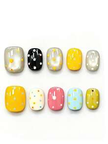 10片装，名为“缤纷圆点糖果”。这款美甲融合了多种亮泽色彩——闪耀的银色、明亮的黄色、柔和的粉色、天蓝色和奶油白色——每种颜色都点缀着手工绘制的对比色波点。充满活力、糖果般的配色和奇趣的波点细节营造出欢快、青春的氛围，完美契合喜爱趣味复古美甲，并渴望享受甜蜜体验的你。手工制作的按压式美甲贴片。 - 彩色 - 查看 1