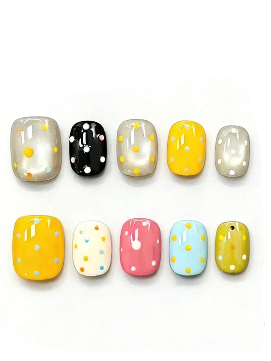 10片装，名为“缤纷圆点糖果”。这款美甲融合了多种亮泽色彩——闪耀的银色、明亮的黄色、柔和的粉色、天蓝色和奶油白色——每种颜色都点缀着手工绘制的对比色波点。充满活力、糖果般的配色和奇趣的波点细节营造出欢快、青春的氛围，完美契合喜爱趣味复古美甲，并渴望享受甜蜜体验的你。手工制作的按压式美甲贴片。 - 彩色 - 查看 1