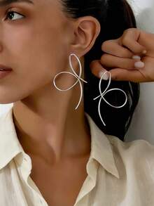 1 Đôi bông tai nữ cổ điển tối giản màu vàng hình học rỗng với nơ to bản, thích hợp để đeo hàng ngày và dự tiệc. - Bạc - Xem 3