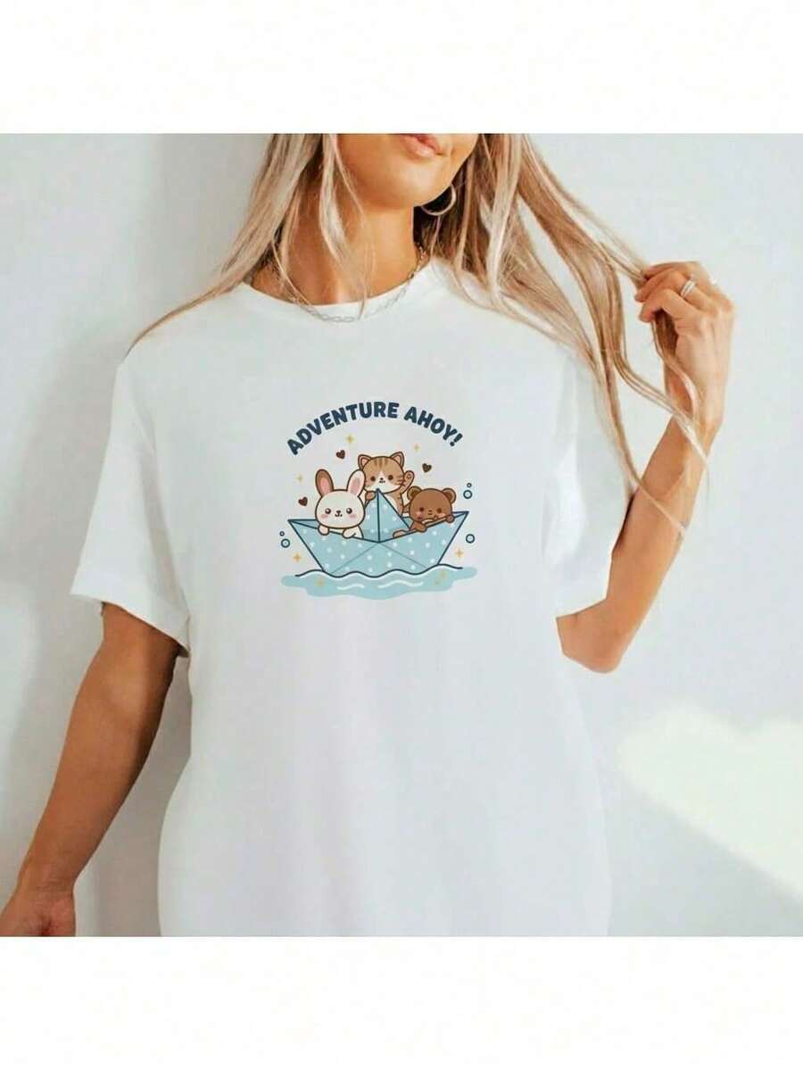 This Stylish Women's T-Shirt Features A Rabbit, Cat, And Bear Sailing In A Blue Paper Boat With The Phrase "Adventure Ahoy!", Ideal For Those Who Love Playful Prints And Cute Adventures; A Lightweight And Comfortable Piece, Perfect For Casual Summer Looks; It Combines Charm, Imagination, And Relaxed Style In An Artwork That Conveys Joy And Fantasy, Creating A Fun And Enchanting Look Full Of Personality And Expressive Details. - 白色 - 查看 1