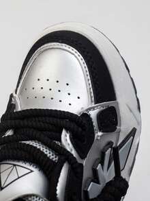 1双返校休闲时尚儿童运动鞋，采用PU皮革拼接鞋面，柔软舒适，轻便易穿脱，适合室内、室外、玩耍和运动场合。 - 銀色 - 查看 6