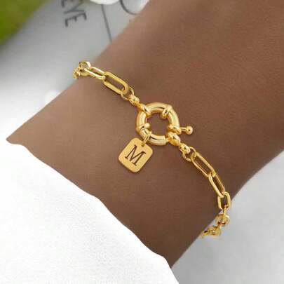 1件新款经典长方形镂空字母吊坠弹簧扣金色不锈钢回形针链手链，女士款